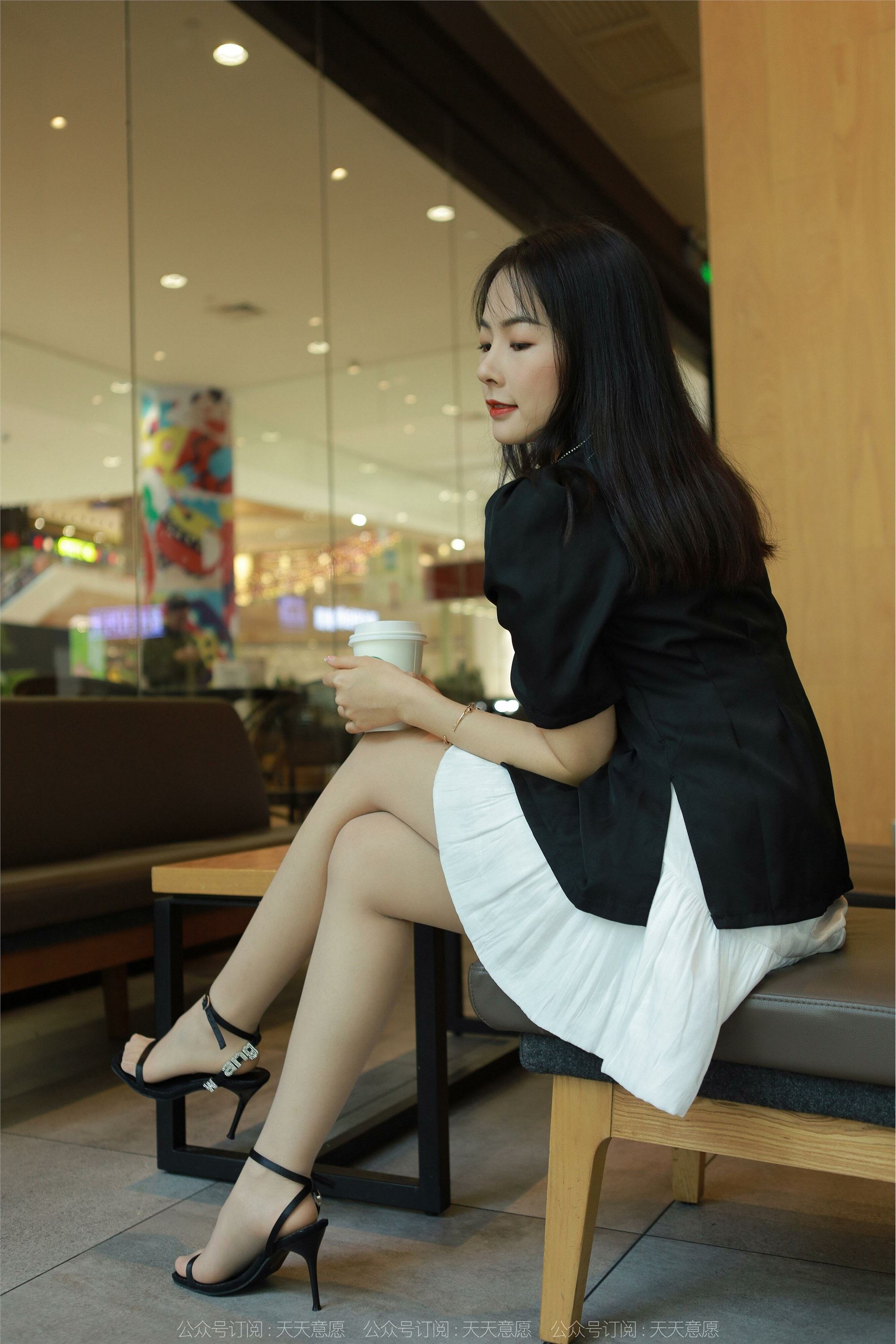 IESS异思趣向  2022.05.06 丝享家 1080：小金《简约黑色凉鞋》